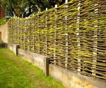 Плетеный деревянный забор: разбираем премудрости устройства “плетня”