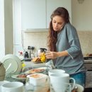 6 лайфхаков, которые помогут быстро помыть посуду после застолья