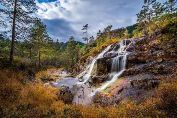 Водопад в гористой местности